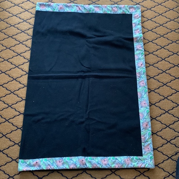 Vineyard Vines Seahourse Nautical Fleece Patterned Trim Blanket - Picture 3 of 3